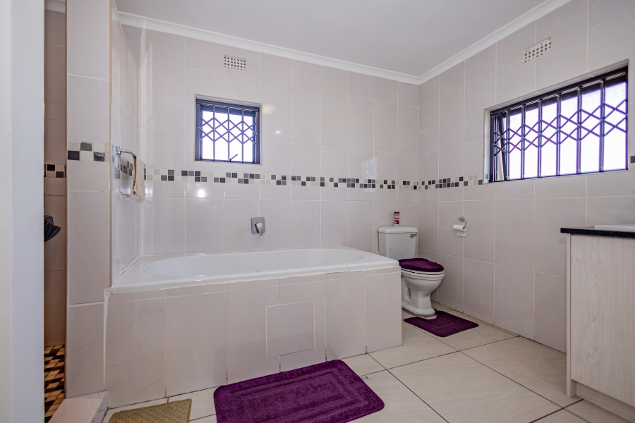 6 Bedroom Property for Sale in Sanddrift Western Cape